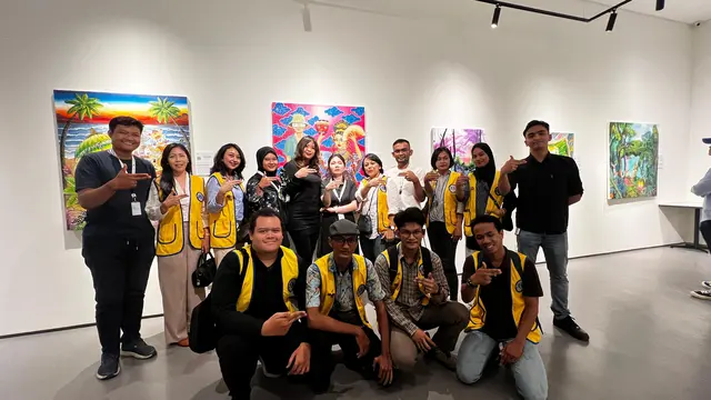 Acara bertajuk  ‘Voice of Colours: a Deaf Artist Art Exhibition & Auction’ di kawasan Menteng, Jakarta Pusat, Sabtu, 27 April 2024.