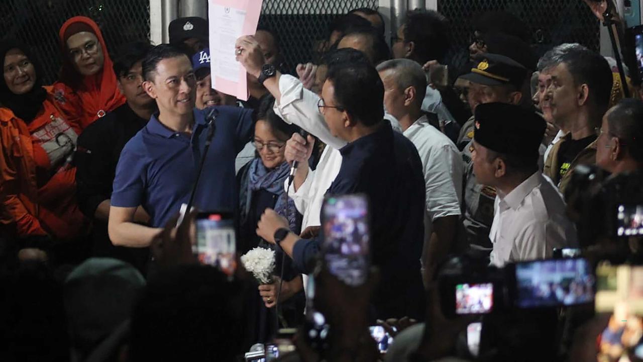 FOTO: Abolisi dari Presiden, Tom Lembong Resmi Tinggalkan Jeruji Besi