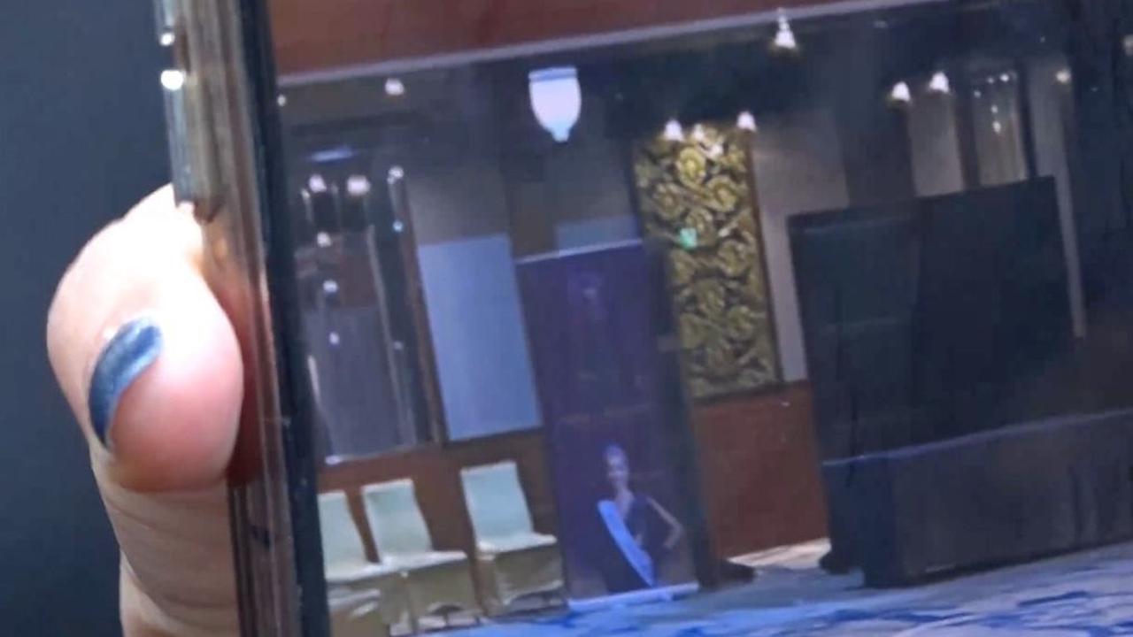 Hal itu diungkap Pengacara korban selaku saksi pelapor, Mellisa Anggraini dengan memperlihatkan video rekaman kondisi lokasi body checking. Hanya disekat sebuah banner menyerupai bilik di lokasi terbuka yang tidak steril.