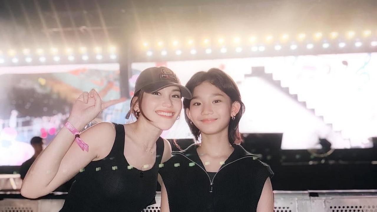 Potret Keseruan Ayu Ting Ting dan Bilqis Nonton Konser SEVENTEEN di JIS, Sama-Sama Cantik dan Tampil Stylish dengan Outfit Serba Hitam