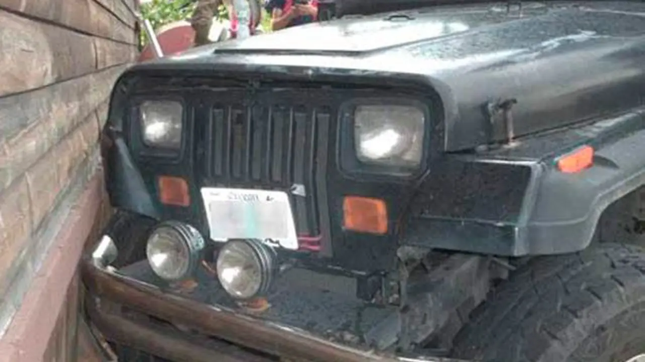 Kendarai Jeep Tua, Bocah 3 Tahun Ini Seruduk Rumah