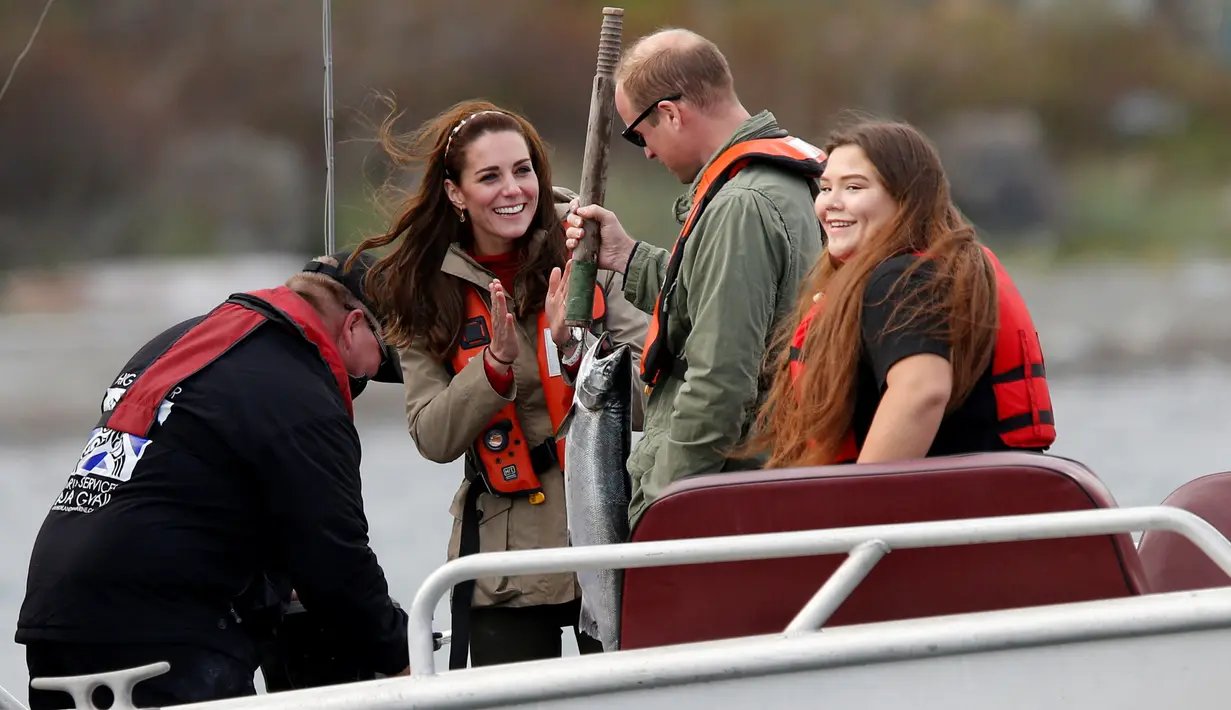 Ekspresi Kate Middleton saat sang suami, Pangeran William berhasil menangkap ikan berukuran besar pada saat memancing bersama di Haida Gwaii, Kanada, (30/9). (REUTERS/Chris Wattie)