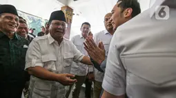 Prabowo tiba didampingi Wakil Ketua Umum Demokrat Edhie Baskoro Yudhoyono (Ibas) dan Sekjen Partai Gerindra Ahmad Muzani. (Liputan6.com/Faizal Fanani)