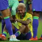 Penyerang Brasil #10 Neymar menangis setelah timnya kalah  dari Kroasia pada perempat final Piala Dunia 2022 di Stadion Education City, Sabtu (10/12/2022) dini hari WIB. Kroasia unggul 4-2 setelah bermain 1-1 selama 120 menit. (Adrian DENNIS / AFP)