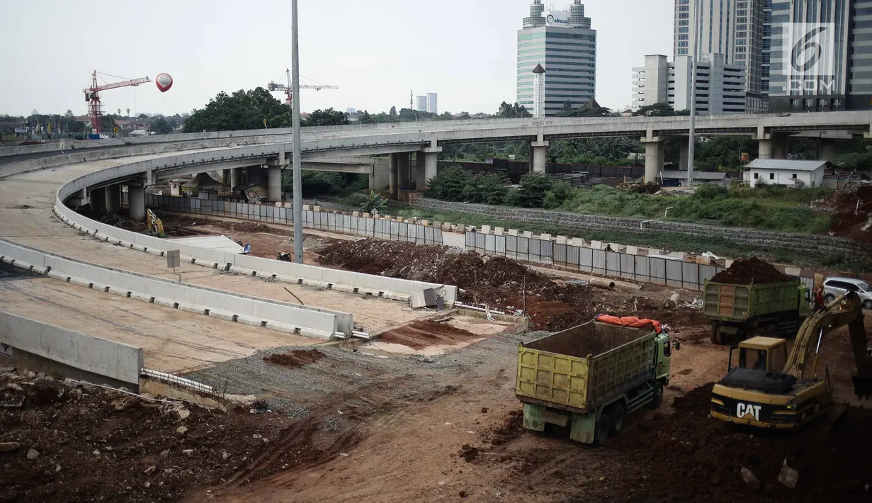 Suasana pembangunan proyek Tol Depok - Antasari (Desari) di kawasan Cilandak, Jakarta, Kamis (19/4). Tol Desari merupakan salah satu proyek prioritas nasional dan ditargetkan dapat beroperasi pada tahun 2018 ini. (Liputan6.com/Faizal Fanani)