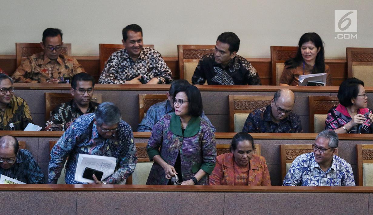 Menteri Keuangan Sri Mulyani (tengah bawah) saat menyampaikan tanggapan pemerintah atas pandangan DPR terhadap Rancangan Undang-Undang Tentang Pertanggungjawaban Atas Pelaksanaan APBN (P2APBN) Tahun Anggaran 2018 di Gedung Nusantara II, Jakarta, Selasa (16/7/2019). (Liputan6.com/JohanTallo)
