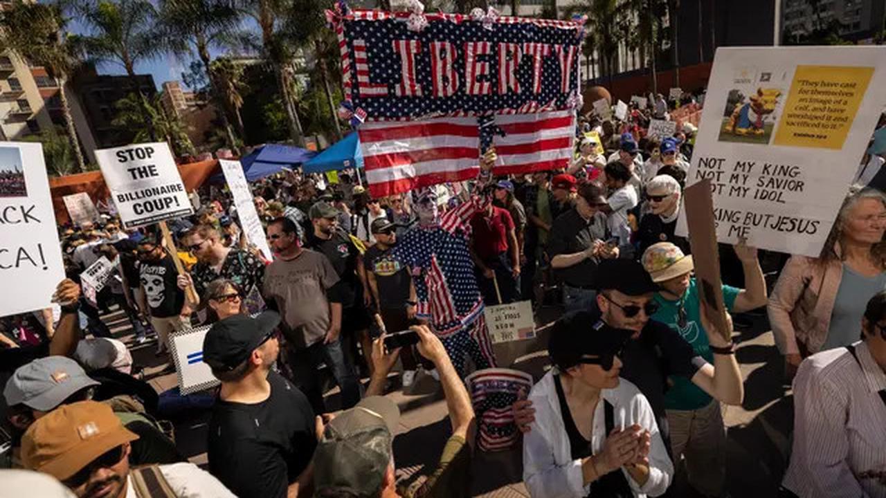 Turun ke Jalan, Ribuan Warga Amerika Serikat Tolak Kebijakan Trump