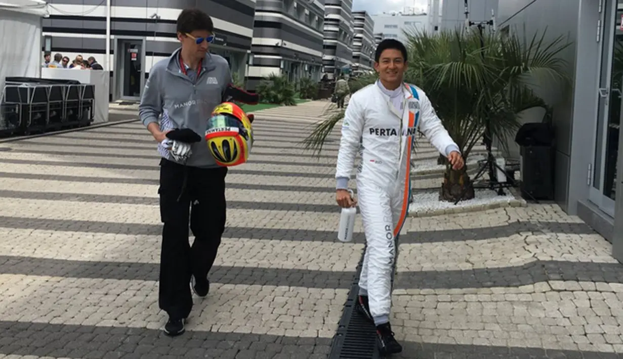 Pebalap Manor Racing asal Indonesia, Rio Haryanto, jelang memulai latihan bebas ketiga F1 GP Rusia di Sirkuit Sochi Autodrom, Rusia, Sabtu (30/4/2016). (Bola.com/Twitter/Manorracing)