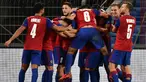Pemain Basel merayakan gol yang dicetak Fabian Frei ke gawang Eintracht Frankfurt dalam laga babak 16 besar Liga Europa 2019/2020 di St.Jakob Park, Basel, Jumat (7/8/2020) dini hari WIB. Basel menang 1-0 atas Eintracht Frankfurt. (AFP/Fabrice Coffrini)