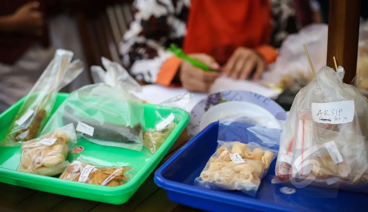 Petugas BPOM mengambil sampel sejumlah jajanan saat melakukan sidak untuk mengetahui kandungan makanan berbahaya pada jajanan anak-anak di SDN 15 Rawamangun, Jakarta, Senin (13/4/2015). (Liutan6.com/Faizal Fanani)