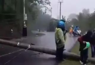 Peristiwa tiang listrik roboh itu terjadi secara tiba-tiba di tengah cuaca buruk. (Liputan6.com/Fira Syahrin)