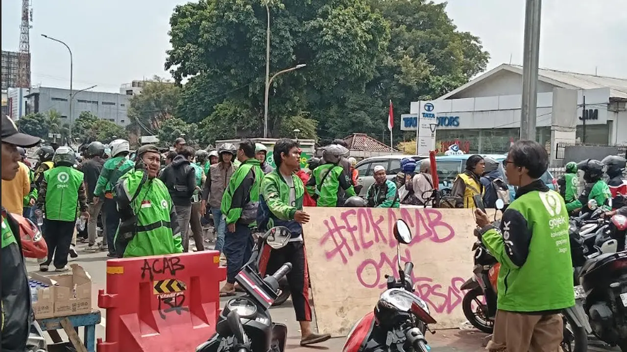 Massa Ojol Masih Berkumpul di Sekitaran Kwitang