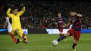 Gerakan striker Barcelona, Luis Suarez, mengecoh kiper Sevilla, Sergio Rico. Pada laga itu Suarez berhasil menyumbang sebuah assist. (Reuters/Albert Gea)