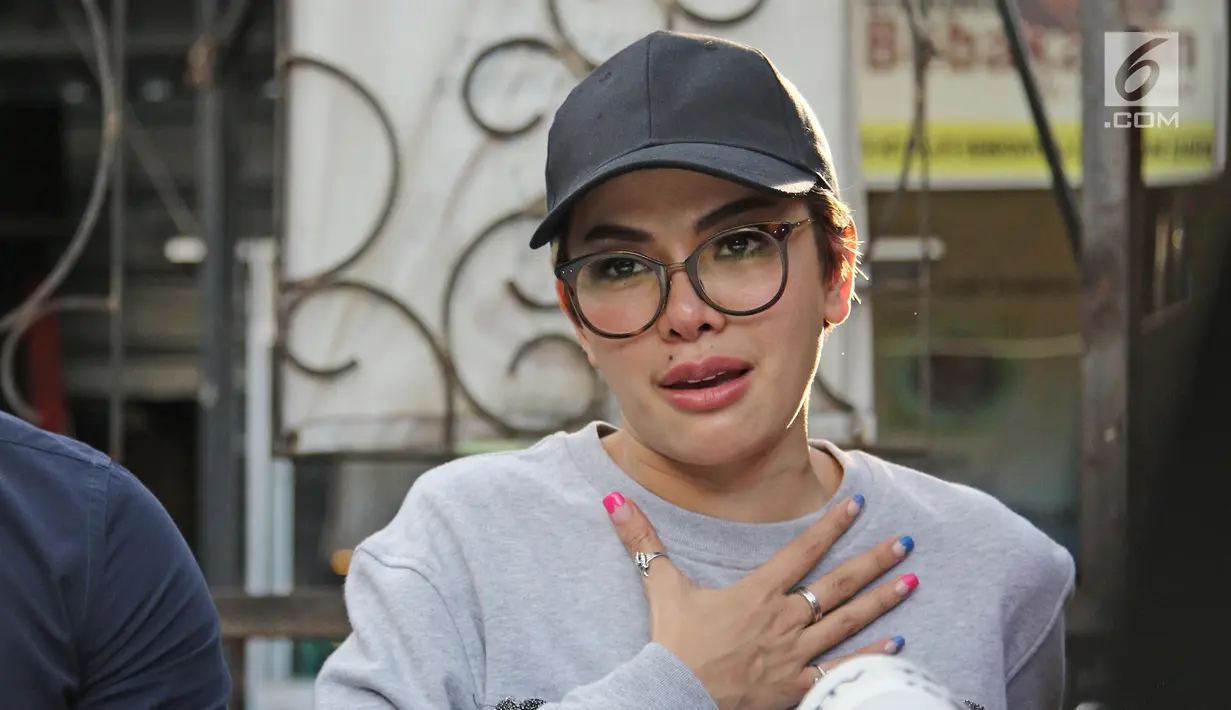 Aktris Nikita Mirzani menggelar jumpa pers di kawasan Kemang Jakarta, Rabu (4/10). Nikita menegaskan tidak tahu-menahu soal cuitan yang menyinggung film G30s/PKI dan menyeret nama Panglima TNI, Jenderal Gatot Nurmantyo. (Liputan6.com/Herman Zakharia)
