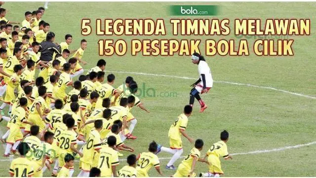 Lima Legenda tim nasional Indonesia menghadapi 150 anak dari 24 sekolah sepak bola (SSB) di Stadion Haji Agus Salim, Padang, Sumatera Barat, Minggu (13/3/2016). Acara ini dalam rangka pembukaan turnamen Irman Gusman Cup 2016.