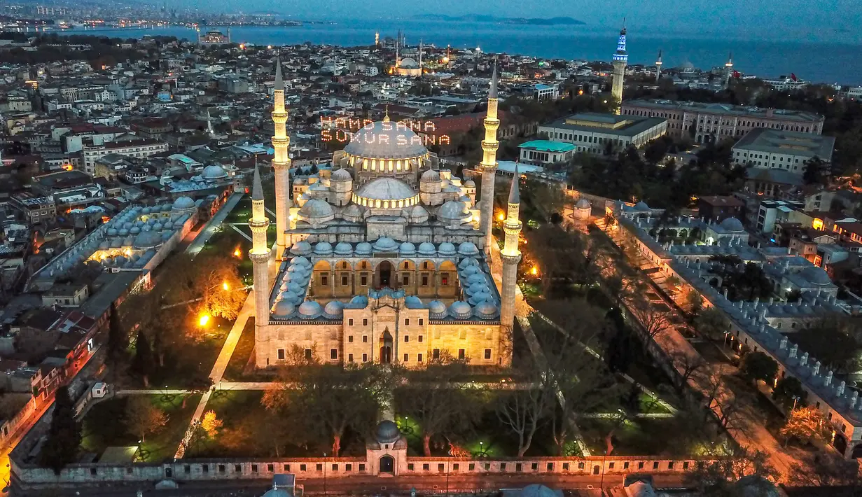Pandangan dari udara yang diambil pada 26 April 2020 menunjukkan masjid Suleymaniye saat waktu puasa selama penerapan jam malam empat hari untuk mencegah penyebaran covid-19 di Istanbul. (Photo by Ozan KOSE / AFP)