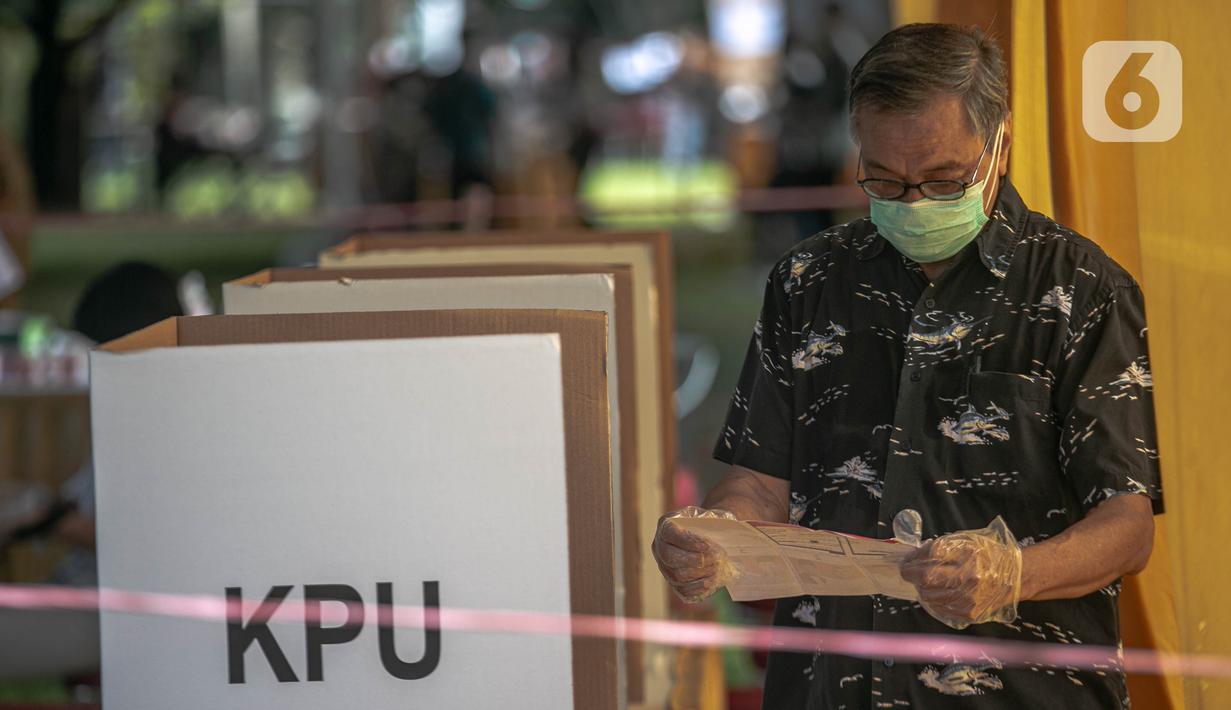 Warga bersiap memberikan hak suaranya di Tempat Pemungutan Suara (TPS) 69 Pisangan, Ciputat, Tangerang Selatan, Rabu (9/12/2020). Protokol kesehatan dipraktikkan cukup ketat di TPS di Pilkada Tangerang Selatan (Tangsel) untuk menghindari penularan COVID-19 (Liputan6.com/Faizal Fanani)