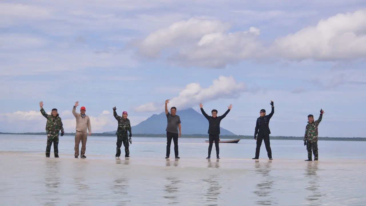 Gubernur Sulut bersama jajaran Forkopimda menyalurkan bantuan sembako di wilayah kepulauan Kabupaten MInahasa Utara.