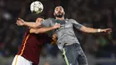 Bek Roma, Konstas Manolas, duel udara dengan striker Real Madrid, Karim Benzema. Pengusaan bola dari Los Blancos mencapai 58 persen dengan 11 kali percobaan tembakan. (AFP/Filippo Monteforte)