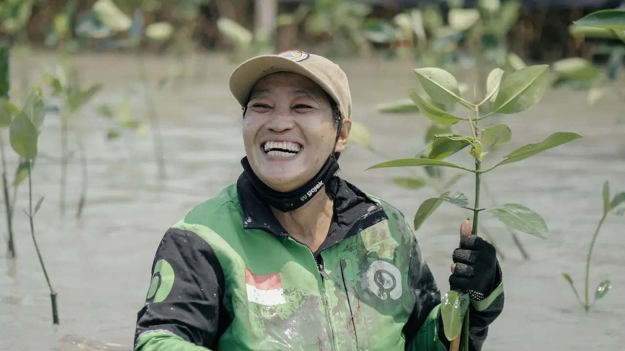 Penanaman Pohon di Taman Konservasi Mangrove Pesisir Bedono (Dok. Gojek)
