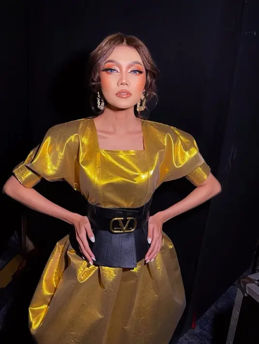 Rina Nose terlihat sudah piawai merias wajahnya sendiri tanpa bantuan MUA [instagram/rinanose16]