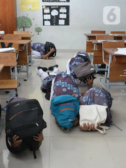 Oleh karena itu masyarakat, guru, dan para siswa khususnya SMP Negeri 198 menjadi Sekolah Aman Bencana,  untuk mengetahui langkah penting perlindungan diri sendiri dari gempa bumi bahwasanya sekolah. (merdeka.com/Imam Buhori)