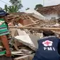 Tim PMI Kabupaten Malang di depan sebuah rumah yang rusak berat. Data sementara ada ratusan rumah rusak mulai kategi berat, sedang dan ringan dampak gempa berkekuatan 6.1 SR di Malang pada Sabtu, 10 April 2021 (PMI Kabupaten Malang)