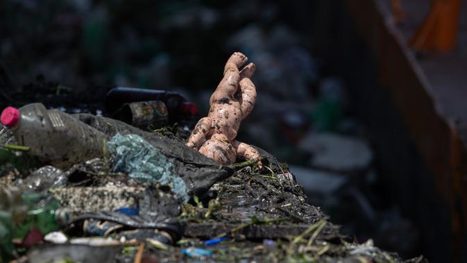 Boneka yang dibuang terlihat di atas sampah yang mengapung di Sungai Pinheiros di Sao Paulo, 22 Oktober 2020. Akibat pembuangan limbah domestik dan limbah padat selama bertahun-tahun, Sungai Pinheiros yang dianggap sebagai salah satu paling tercemar di Brasil. (AP/Andre Penner)