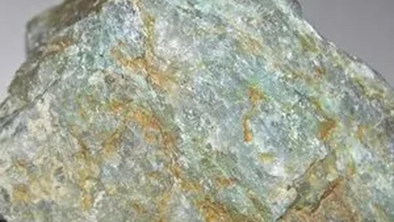 Selain bertumbuh besar, batu juga dapat tumbuh lebih kuat dan berat karena diberi tekanan dan dipanaskan. Mineral dalam batuan asli berubah karena panas dan tekanan.