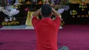 Seorang umat Buddha melakukan ibadah Hari Raya Tri Suci Waisak di Vihara Jakarta Dhammacakka Jaya, Rabu (26/5/2021). Pelaksanaan upacara Trisuci Waisak 2565/2021 dirayakan oleh umat Buddha secara terbatas dengan menerapkan protokol kesehatan secara ketat. (Liputan6.com/Faizal Fanani)