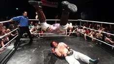 Seorang pegulat melayang sebelum menimpa lawannya Ryu saat pertandingan gulat Hoodslam di Oakland, California (7/7). Hoodslam adalah pertandingan gulat profesional bawah tanah (underground) yang berlangsung di Oakland. (AFP Photo/Josh Edelson)