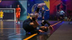 Pemain Fury Squad, Cristian Gonzales terjatuh setelah berebut dengan pemain Nova Titans dalam laga Futsal X Series 2 di GOR UNJ, Rawamangun, Jakarta, Sabtu (17/01/2026). (Bola.com/Bagaskara Lazuardi)