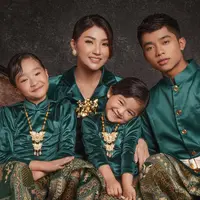 Sarwendah dan anak-anak terlihat kompak dengan busana Jawa bernuansa hijau keemasan [@sarwendah29]