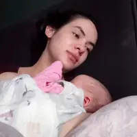 Biasa tampil glamor, Steffi justru tampil apa adanya. Ia mengenakan homewear bernuansa cokelat, dengan wajah bare face tanpa riasan, serta rambut yang diikat sederhana dan sedikit berantakan. [@steffizamoraaa].