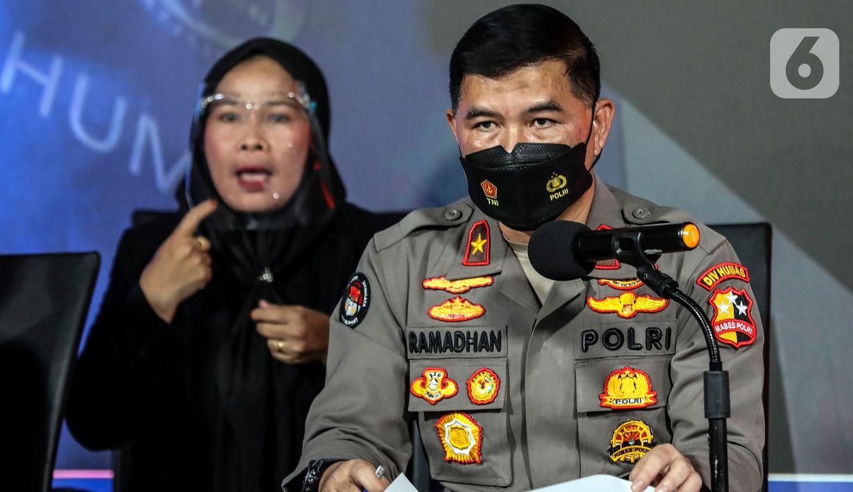 Karo Penmas Polri Brigjen Ahmad Ramadhan memberikan keterangan perkembangan terbaru penyidikan kasus penyelewengan dana kemanusiaan lembaga Aksi Cepat Tanggap (ACT) di Gedung Humas Polri, Jakarta Selatan, Senin (25/7/2022). Adapun ACT belakangan menuai sorotan lantaran adanya penyelewengan dana donasi umat yang diduga untuk kepentingan pribadi para pejabat yayasan kemanusiaan tersebut. (Liputan6.com/JohanTallo)