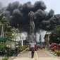 Asap hitam terlihat membumbung di lokasi kebakaran gardu induk PLN di Kembangan, Jakarta Barat, Rabu (2/9/2015). Akibat kebakaran ini, PLN terpaksa memadamkan jaringan listrik di sejumlah titik di Jakarta dan Tangerang. (Liputan6.com/Gempur M Surya)