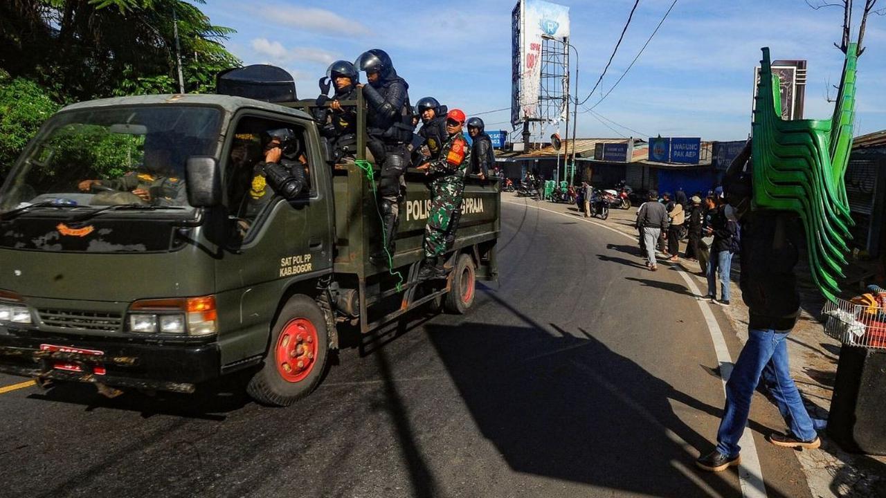 Kios lapak PKL di kawasan Gunung Mas Puncak, Cisarua, Kabupaten Bogor yang sebelumnya berdiri di pinggir jalan raya tersebut terlihat sudah dirobohkan petugas Satpol PP. Foto: merdeka.com / Arie Basuki<br>