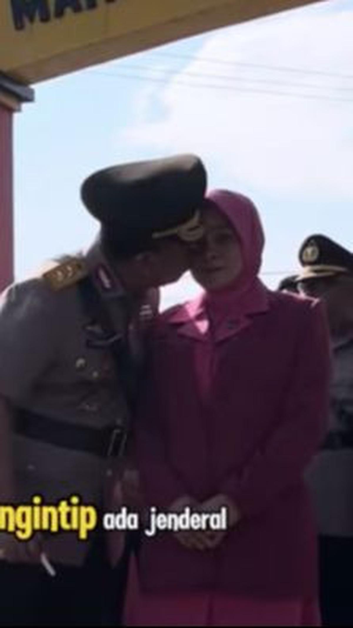 Cium Istri Depan Anak Buah<br>