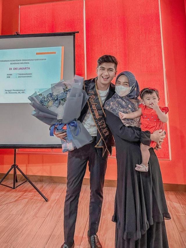 6 Potret Teuku Ryan Lulus S2 dengan Predikat Cumlaude, Ria Ricis Ungkap Rasa Bangga