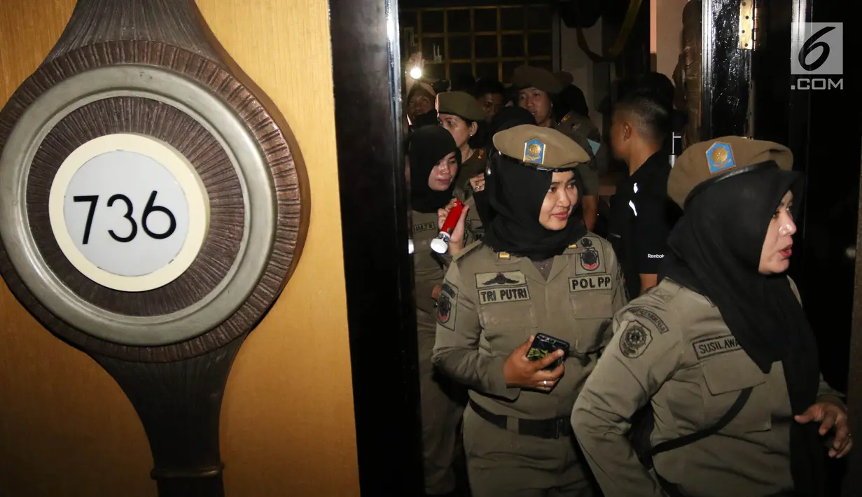 Petugas Satpol PP wanita menggerebek dan menutup Sense Karaoke di Mangga Dua Square, Jakarta, Kamis (19/4). Pemprov DKI Jakarta resmi menutup Sense Karaoke karena melanggar peraturan. (Liputan6.com/Arya Manggala)