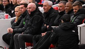 Manajer Liverpool Legends, Sven-Goran Eriksson (3L), Manajer Liverpool Legends, Ian Rush (C), Manajer Liverpool Legends, John Aldridge, dan Manajer Liverpool Legends, John Barnes (3R), duduk di bangku cadangan selama pertandingan Legends antara Liverpool Legends dan Ajax Legends di Anfield di Liverpool, barat laut Inggris pada 23 Maret 2024. (Oli SCARFF/AFP)