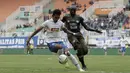 Striker PSIS Semarang, Hari Nur, berebut bola dengan bek Tira Persikabo, Mountala Zoubairou, pada laga Shopee Liga 1 di Stadion Pakansari, Bogor, Jumat (22/11). PSIS menang 2-1 atas Tira Persikabo. (Bola.com/Yoppy Renato)