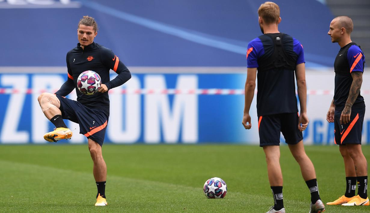 Pemain RB Leipzig, Marcel Sabitzer, saat menjalani latihan jelang laga semifinal Liga Champions 2019/2020 di Da Luz Stadium, Selasa (18/8/2020). RB Leipzig akan menghadapi PSG pada semifinal Liga Champions. (AFP/David Ramos/pool)