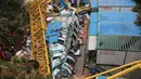 Kondisi sebuah crane yang runtuh menimpa bangunan sementara dua lantai di Kota Dongguang, Guangdong, Tiongkok, Rabu (13/46). 18 orang tewas sementara belasan lainnya dilarikan ke rumah sakit akibat kejadian tersebut. (AFP/CHINA OUT)
