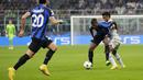 Bek Inter Milan Denzel Dumfries berebut bola melawan bek Barcelona Alejandro Balde pada matchday ketiga Grup C Liga Champions 2022/2023 di Giuseppe Meazaa, Rabu dini hari WIB (5/10/2022). Inter Milan sukses menaklukkan klub tangguh Barcelona 1-0 dikandang. (AP Photo/Antonio Calanni)