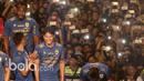 Michael Essien (kiri) bercanda bersama Toni Sucipto dan Ahmad Juprianto saat perkenalan tim Persib di Stadion Siliwangi, Bandung, Minggu (2/4/2017). Peluncuran tim ini menandai kesiapan Persib menghadapi Liga 1 Indonesia. (Bola.com/Nicklas Hanoatubun)