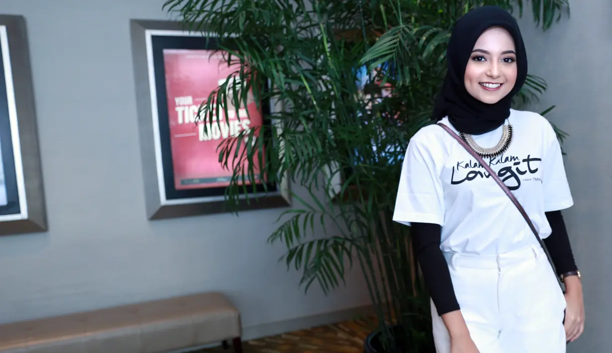 "Alhamdulillah ada film ini. Orang Lombok luar biasa dukung. Gubernur, Bupati juga support karena belum ada film yang angkat tentang religi," kata pemeran yang merintis kariernya dari film 'Perahu Kertas' (2012). (Adrian Putra/Bintang.com)