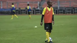 Striker Semen Padang, Nur Iskandar, berlatih jelang laga final Piala Jenderal Sudirman di Stadion Gelora Bung Karno, Jakarta, Sabtu (23/1/2016). (Bola.com/Vitalis Yogi Trisna) 