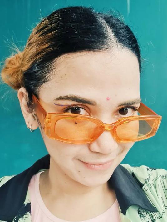 <p>Aktris Dinda Kanya Dewi kerap tampil modis dalam berbagai kesempatan. Wanita kelahiran 5 Februari 1987 ini selalu terlihat kece dalam padu padan outfit yang ia kenakan, termasuk salah satunya adalah kacamata. (Instagram/dindakanyaa)</p>