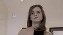 Emma Watson juga hadir mengenakan mini dress halter neck warna hitam. Dengan rambut coklat yang diikat setengah. [@emmawatson]